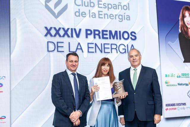 Clara_Pinar's tweet photo. Contentísima por ser una de las galardonadas de los #34Premios de @Enerclub. Y mucho más por la mención a la perspectiva europea y, en particular, por hacer "cercana" la información sobre energía, tan apasionante pero a veces tan complicada. Que para eso estamos. https://t.co/G3MCnGsrgD