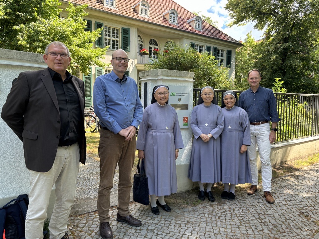 DZI_Berlin's tweet photo. Heute zu Besuch im DZI: Die leitenden Vertreterinnen der Kongregation der "Sisters of Mary" aus den #Philippinen, #Südkorea und #Mexiko. Der deutsche Förderkreis feiert sein 50jähriges Bestehen🎂und trägt seit 1996 das DZI Spenden-Siegel. Mehr Infos: https://t.co/51U5039gKO https://t.co/de4LSgrmt8