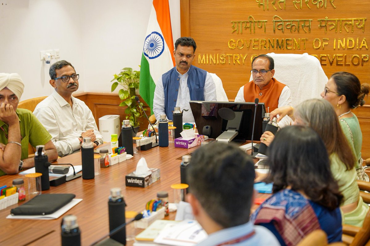 kamleshpassi67's tweet photo. आज नई दिल्ली स्थित कृषि भवन में माननीय केंद्रीय ग्रामीण विकास मंत्री और कृषि एवं किसान कल्याण मंत्री श्री @ChouhanShivraj जी के साथ ग्रामीण विकास मंत्रालय की गतिविधियों व योजनाओं के क्रियान्वयन की जानकारी प्राप्त की। 

बैठक में मंत्रालय के वरिष्ठ अधिकारी उपस्थित रहे।
@MoRD_GoI https://t.co/7WUtqDHnIH