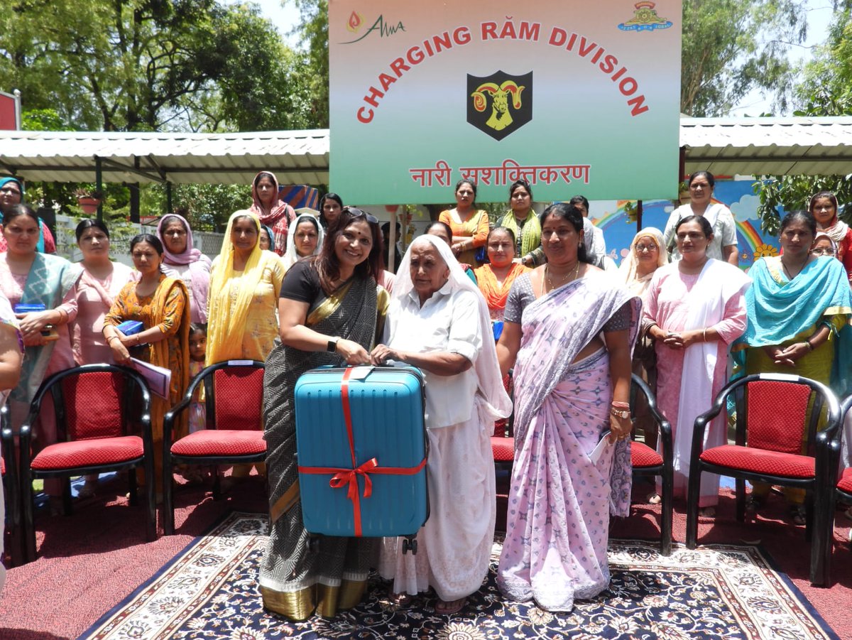 westerncomd_IA's tweet photo. #OurVeteransOurPride

#ChargingRAMDivision organised an interaction with #VeerNaris of #Muzaffarnagar #Shamli &amp; #Saharanpur to resolve their pension &amp; entitlement issues. #VeerNaris were also  felicitated for their exemplary life of sacrifice.

#WeCare 
#KhargaCorps 
@adgpi https://t.co/guB3RVjvQ4