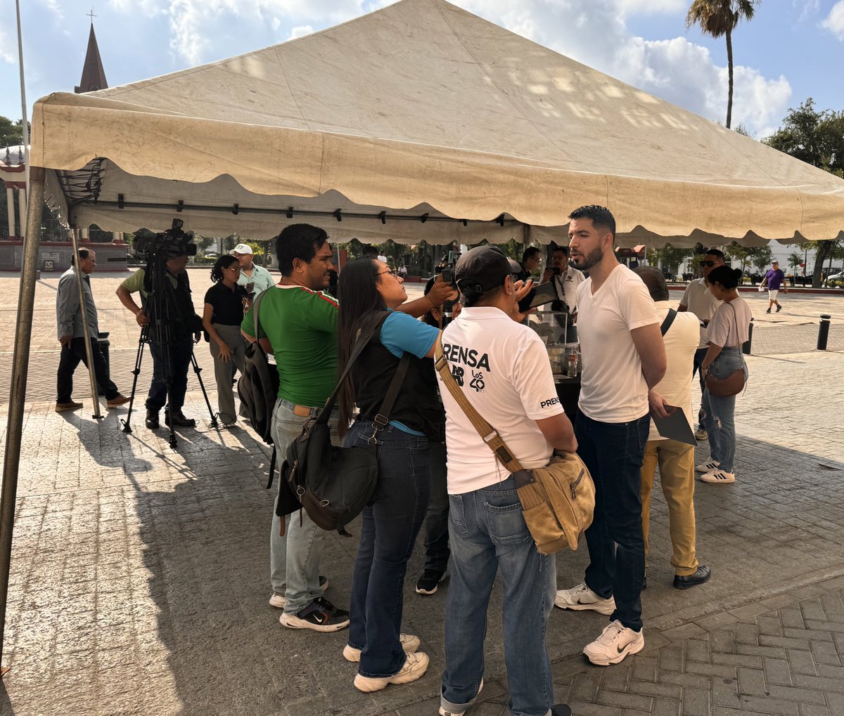Wikichava's tweet photo. El martes 11 de junio hice una manifestación pacífica frente a la Presidencia Municipal de Matamoros presenté el movimiento #YoSobreviviente y #JusticiaParaThalia para exponer el caso de manera local. Pero no van a dar crédito con la respuesta de la empresa. https://t.co/QlvssPHNrK