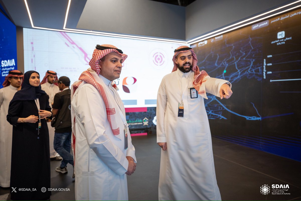 في #ملتقى_إعلام_الحج بيومه الثالث، زوار جناح #سدايا يتعرفون على الخدمات التقنية التي تستخدم البيانات والذكاء الاصطناعي خلال موسم حج ١٤٤٥هـ.
#بيسر_وطمأنينة