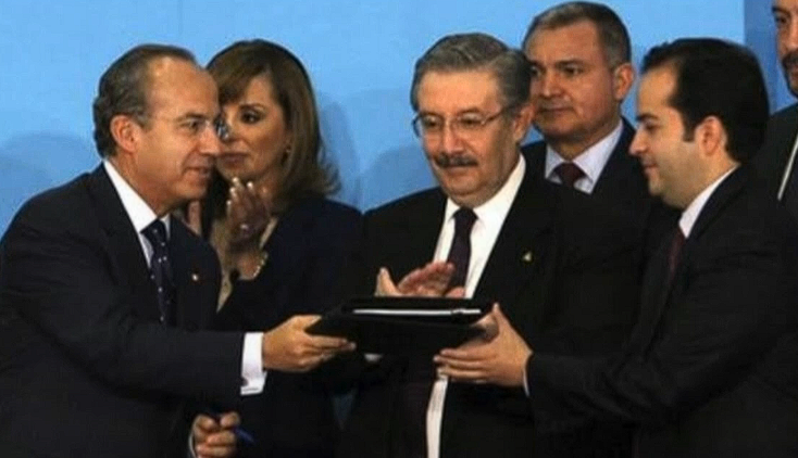 SinLinea_Mx's tweet image. ¡La foto del día! Hagámosla viral. 

En la #Mañanera de hoy, @_LizVilchis le refrescó la memoria al ministro #LuisMaríaAguilar que ahora se rasga las vestiduras por la reforma al #PoderJudicial. 

Con esta foto le recordó que guardaba silencio cuando #Calderon y #GarcíaLuna lo…