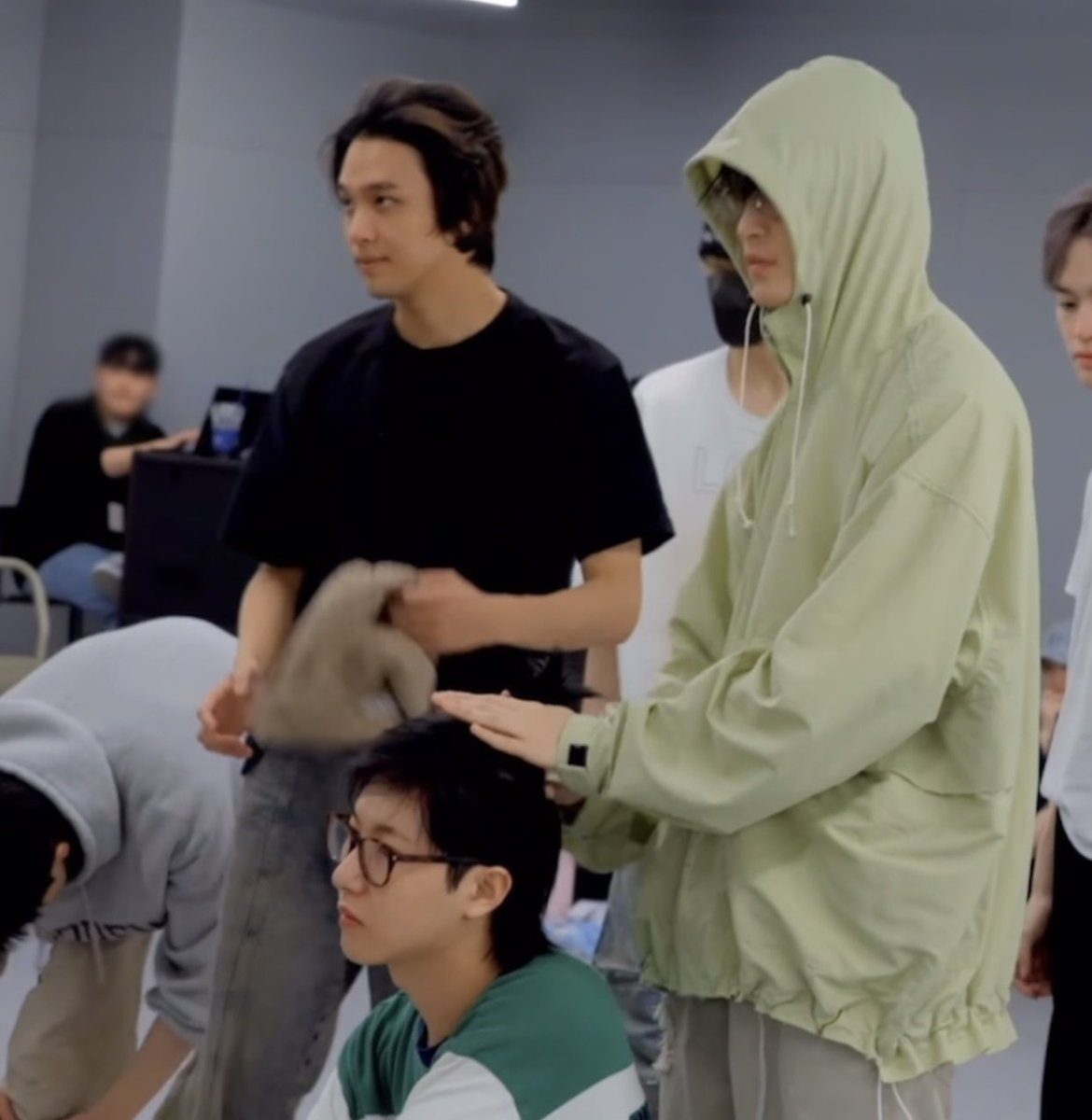 มัดจุกให้น้อง😭😭😭😭😭😭😭😭😭😭
😭😭😭เราทำไม่ได้ แต่พี่มาร์คทำได้😭😭
😭😭😭😭😭😭😭😭😭😭😭😭🎀🤏🏻