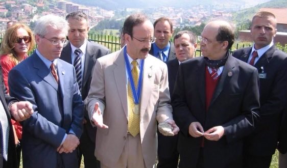 What an extraordinary day!
A quarter of a century since its liberation, Kosova🇽🇰
We honor today all the people who sacrificed 🌹their lives for the
freedom of their nation!
Thank you America! 🇺🇸Thank you NATO!
God bless the people of Kosova!
#25YearsofFreedom
#kosovo #America