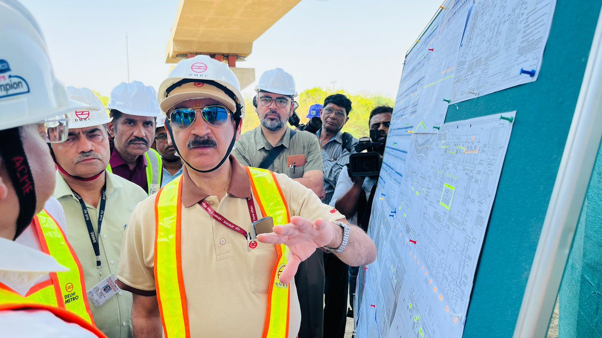OfficialDMRC's tweet image. Dr. Vikas Kumar MD/DMRC today inspected the under construction Maujpur-Majlis Park elevated corridor of Phase-IV from Gokulpuri to Soorghat Station. This corridor is 12.098 km long and having 8 stations. 

He visited the Soorghat station and Bhajanpura station where Metro is…