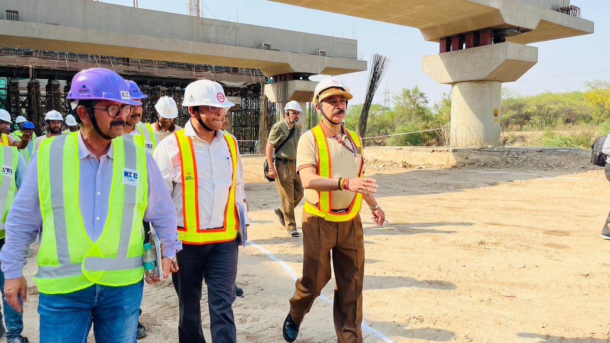 OfficialDMRC's tweet image. Dr. Vikas Kumar MD/DMRC today inspected the under construction Maujpur-Majlis Park elevated corridor of Phase-IV from Gokulpuri to Soorghat Station. This corridor is 12.098 km long and having 8 stations. 

He visited the Soorghat station and Bhajanpura station where Metro is…