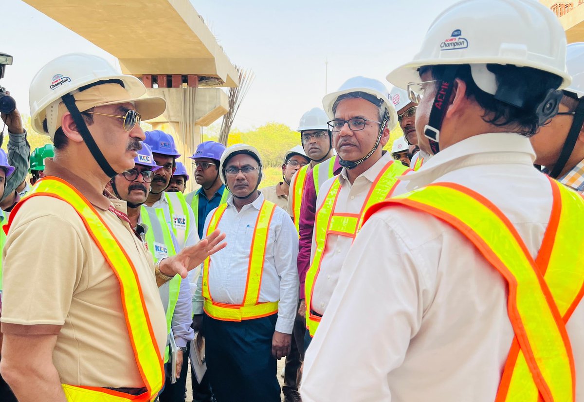 OfficialDMRC's tweet image. Dr. Vikas Kumar MD/DMRC today inspected the under construction Maujpur-Majlis Park elevated corridor of Phase-IV from Gokulpuri to Soorghat Station. This corridor is 12.098 km long and having 8 stations. 

He visited the Soorghat station and Bhajanpura station where Metro is…