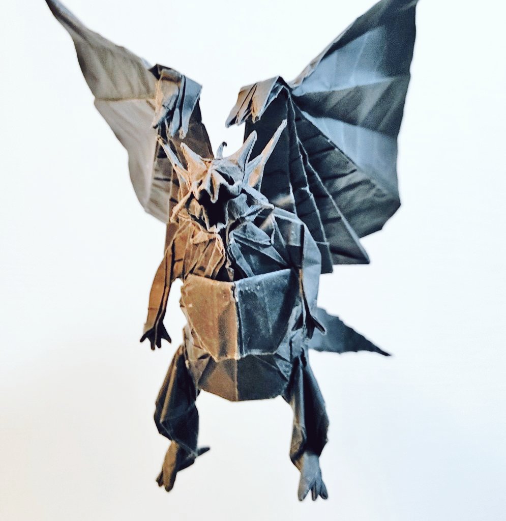 神谷さんのディバインドラゴン
黒模造紙全紙サイズより

"Divine Dragon (Bahamut)"
Designed by Kamiya Satoshi
From one sheet of square paper

n回目の挑戦にしてようやく満足いく仕上げができました。
やっぱりカッコいい！

#折り紙作品
#origami