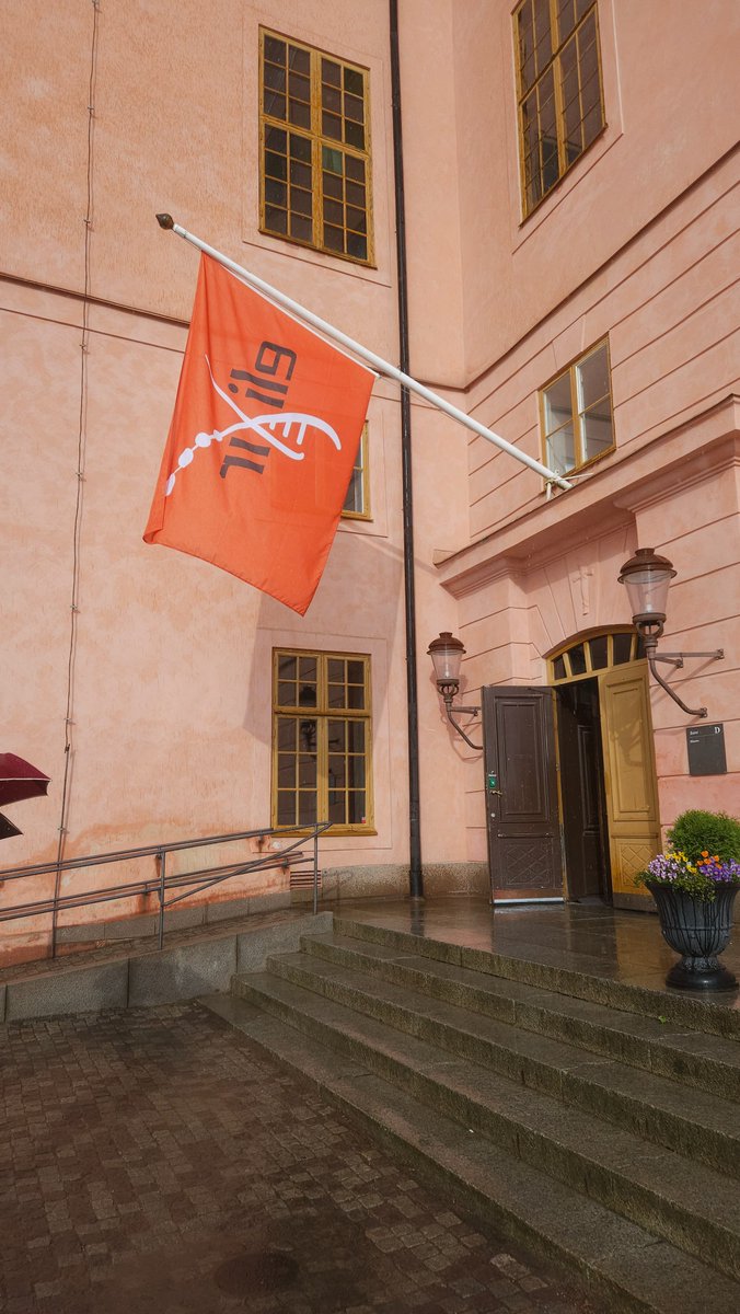 bpn17's tweet photo. ELIXIR flag at Uppsala castle at #ELIXIR24 All Hands Meeting https://t.co/BlJRe8PpF3