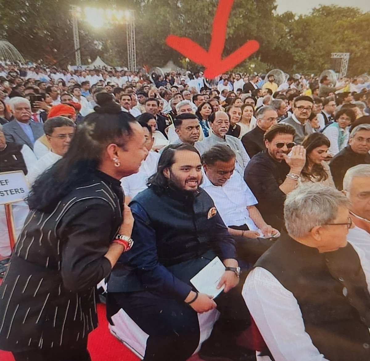 KishoreAsthana's tweet photo. Are these our CDS &amp; COAS sitting 3 rows behind SRK? If so it's shameful &amp; disappointng.
@narendramodi @rajnathsingh @RajeevKSachan @adgpi https://t.co/44DKpjODSD