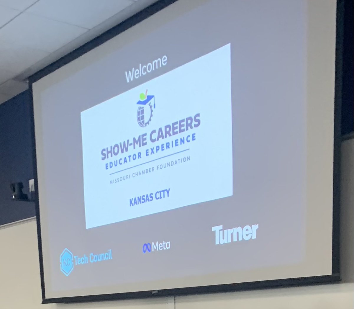 pdenney_CWC's tweet photo. Show Me Careers crew engaging with Meta KC Data Center, Turner Construction, KC Tech Council https://t.co/mYJxZP5qPi