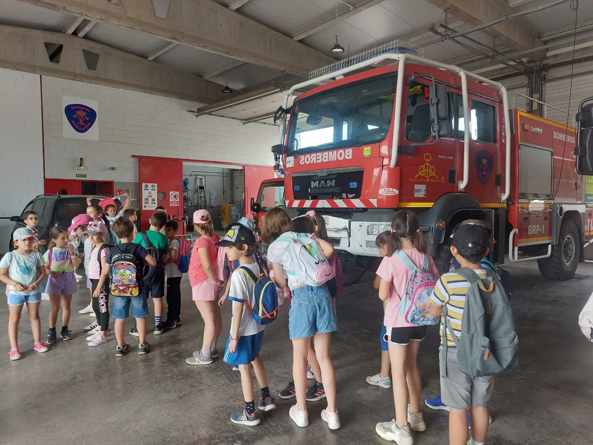 SAFAAlcala's tweet photo. 📣 PARQUE DE BOMBEROS 👩🚒🧑🚒 🚒 #ActividadComplementaria #EnPrimariaSAFA‼️
👇👇👇
El alumnado 2° EP ha visitado el #parquebomberos Ayuntamiento de Alcalá la Real y nos explicaron cuáles son sus funciones y cómo actúan en caso de emergencia 🚨 https://t.co/82ahiDwq7i