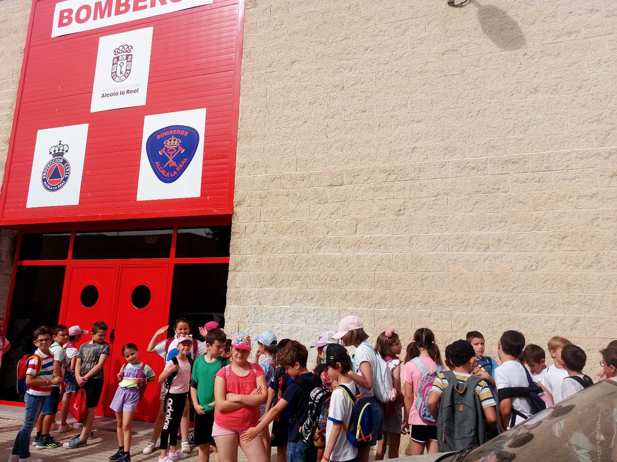SAFAAlcala's tweet photo. 📣 PARQUE DE BOMBEROS 👩🚒🧑🚒 🚒 #ActividadComplementaria #EnPrimariaSAFA‼️
👇👇👇
El alumnado 2° EP ha visitado el #parquebomberos Ayuntamiento de Alcalá la Real y nos explicaron cuáles son sus funciones y cómo actúan en caso de emergencia 🚨 https://t.co/82ahiDwq7i