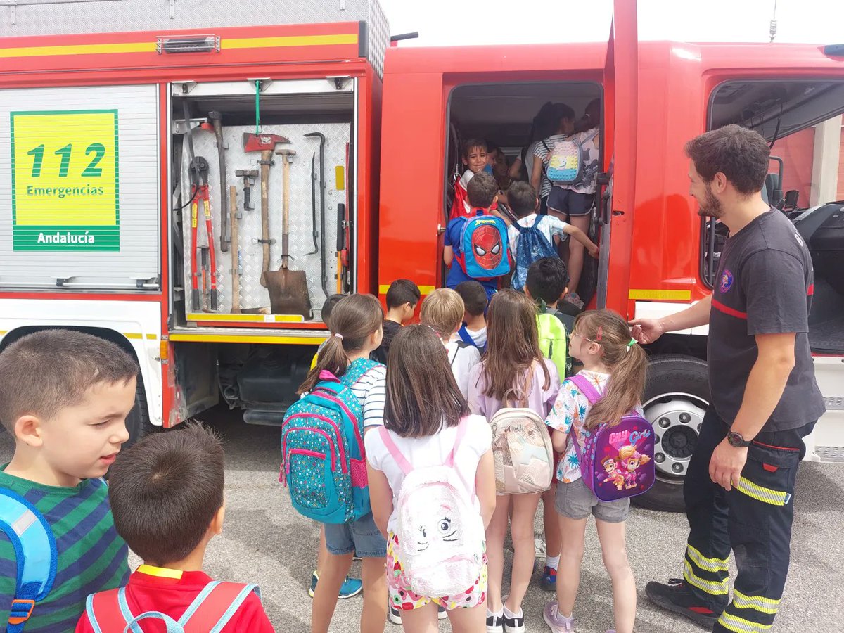 SAFAAlcala's tweet photo. 📣 PARQUE DE BOMBEROS 👩🚒🧑🚒 🚒 #ActividadComplementaria #EnPrimariaSAFA‼️
👇👇👇
El alumnado 2° EP ha visitado el #parquebomberos Ayuntamiento de Alcalá la Real y nos explicaron cuáles son sus funciones y cómo actúan en caso de emergencia 🚨 https://t.co/82ahiDwq7i
