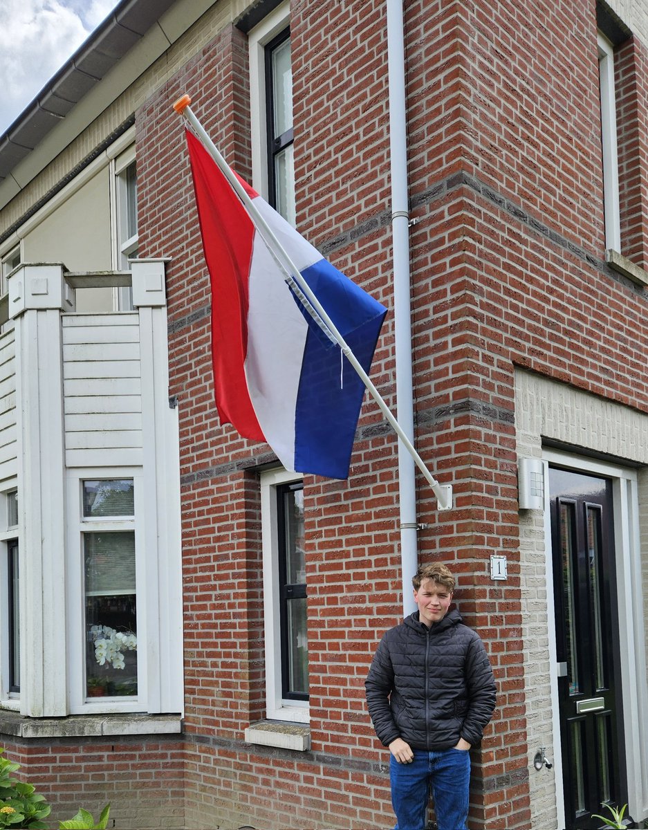 dirruk1970's tweet image. Hatseflats deze gymnasiast is cum laude geslaagd! Nu vakantie en genieten!!!! #geslaagd