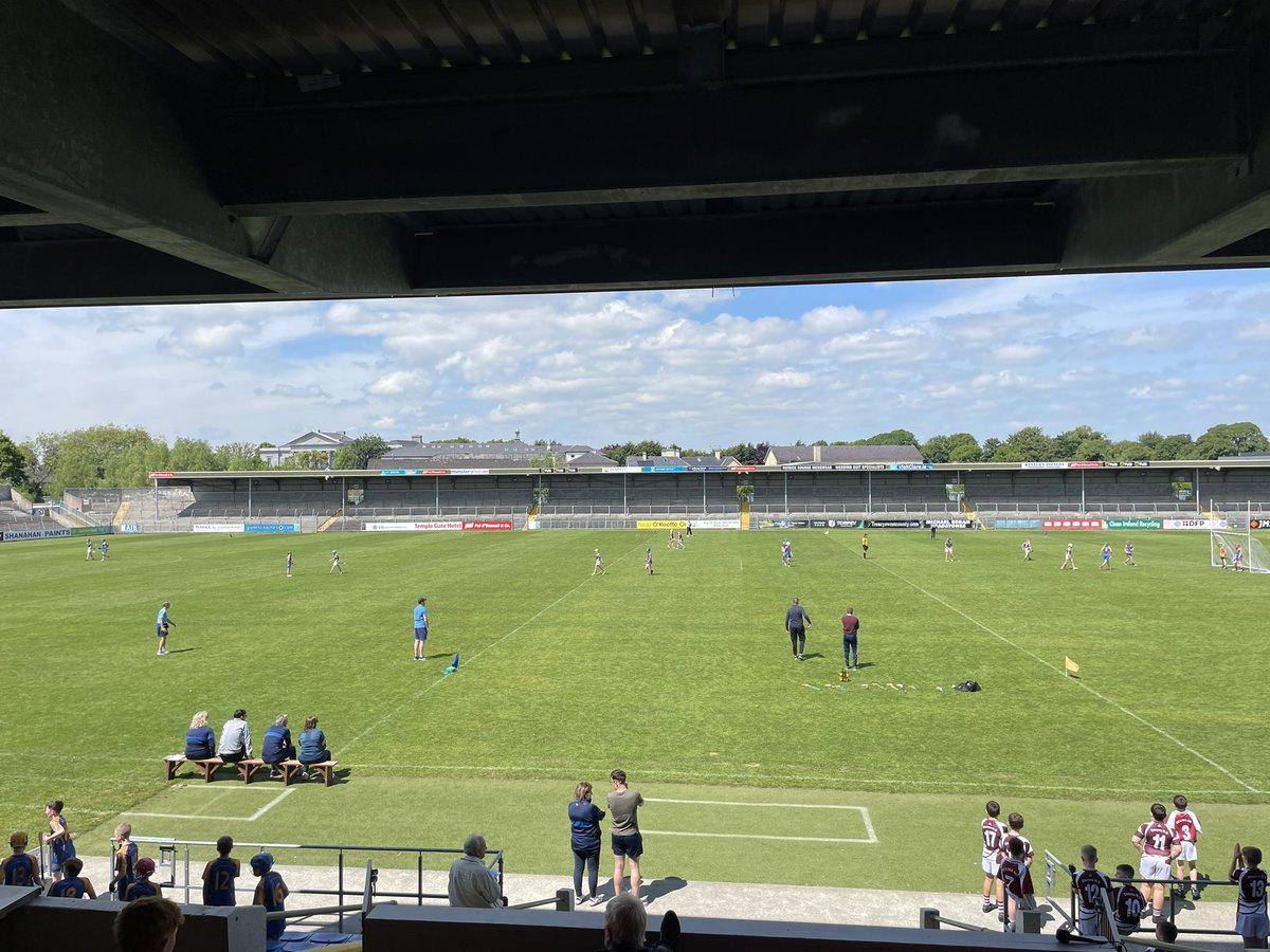 MOD_ClareGAAGDC's tweet photo. Cumann na mBunscol Finals - @cnambanchlair 

📍 Cusack Park, @GaaClare 
🏆 Buachaillí Roinn 4
🔵🟡 Scoil na Maighdine Mhuirne, Newmarket 6-14
🟣⚪️ @NsDoora 1-8

Fast & furious Division 4 Final - wonderful scoring & skills on both sides! 

Jamie Ryan, Paddy Ryan, Ronan McMahon & Ray Lynch we’re superb for NOF, while Jack Conroy & Oisín Plunkett battled hard in defence for the Parish school. 

Shoutout to both GKs Seán Larkin & Dylan Keogh who made fantastic saves & demonstrated brilliant puckouts! 

Brilliant way to round off Day 1 of the Finals!

🟡🔵🟡🔵🟡

@claregaacg | @HurlingUnderage | @ClubClareHS