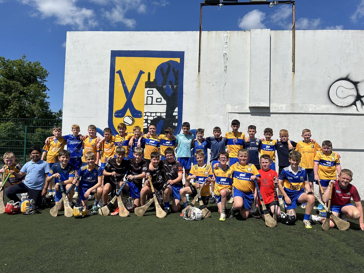 SMBGAA's tweet image. The boys of @SixmilebridgeNS were in high spirits ahead of their Cumann na mBunscol final in Cusack Park at 3pm tomorrow!🙌🏼

Best of luck to all the boys &amp;amp; girls of Sixmilebridge NS in tomorrow’s finals!🟡🔵 

#bridgeabú
#alwayshurling