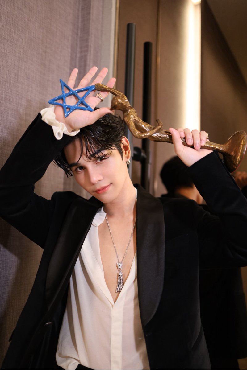 jeffsatur's tweet image. I go half way you take me all the way .thx for the award.❤️🪐 #9entertainAwards2024xJEFF