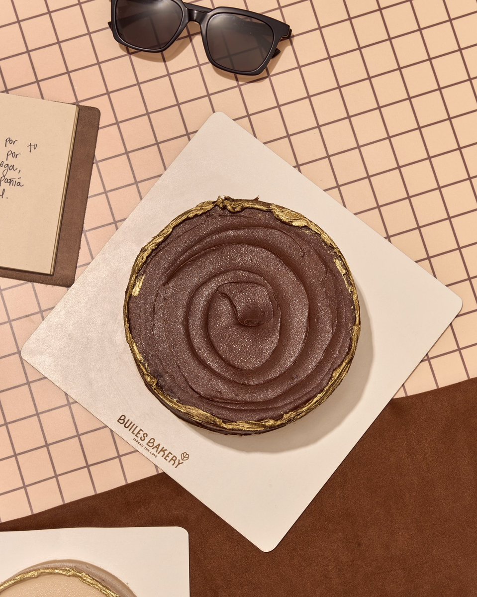 builesbakery's tweet image. El regalo perfecto para papá: bizcocho de choco negro, relleno de caramelo salado de dulce de leche y cubierto de ganache de choco negro, oooooooo cookies de churro rellenas de caramelo salado 😮‍💨🤎🫶🏼

Cupos limitadosssss
wa.me/message/KLAW7L…