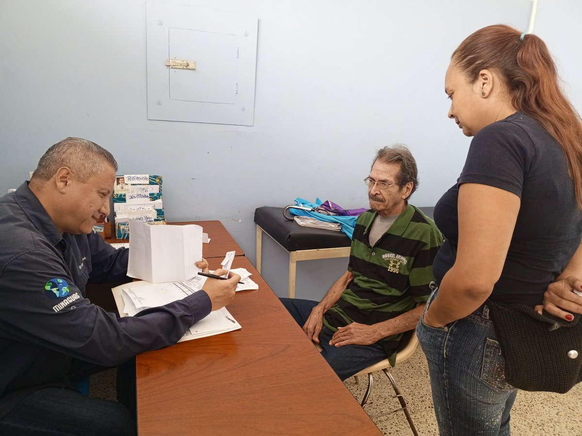 PopularJulioI's tweet photo. Continuamos brindando salud gratuita y de calidad en nuestras consultas de Medicina Interna. 
#CreemosenNuestraGente
#Juntosporcadalatido.♥️
@MagaGutierrezV @NicolasMaduro @Somosivss https://t.co/EY8dlXrPJJ
