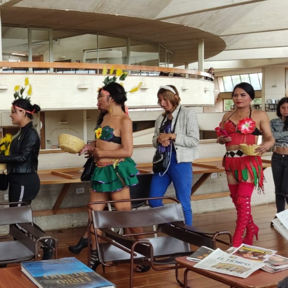 ¿Cómo no acordarnos de las jornadas de lectura que realizaban los trans en la <a href="/BibloRedBogota/">BibloRed Bogotá</a>, en los tiempos de Claudia López? Pues así empiezan a confundir a nuestros niños‼️ Hasta hacerlos dudar de su identidad y normalizar la disforia.#ConLosNiñosNoTeMetas
🛡️