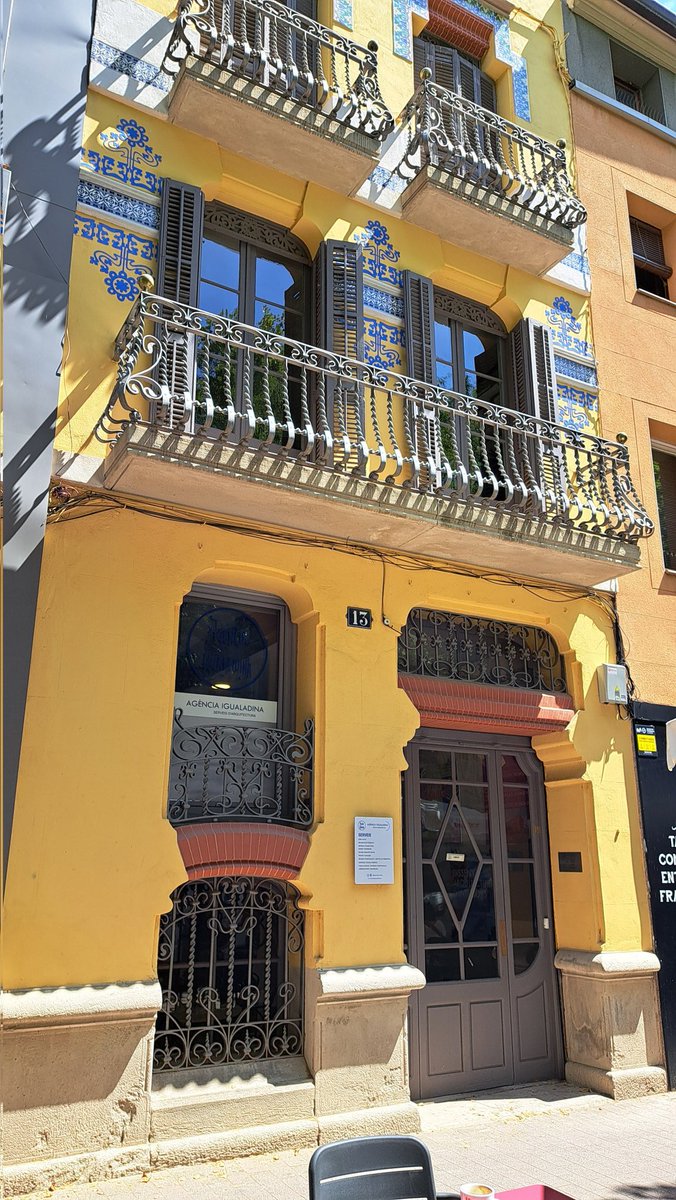 JephDeJespus's tweet photo. Els paquets que havien de viatjar cap a Barcelona sortien de la seu de l'Agència Igualadina (ara hi ha un despatx d'arquitectes a la rambla St Isidre). Des d'aquest edifici modernista, les mercaderies anaven a la seu del c/ Sant Pau, 2 de Bcn, que anomenàvem el Consolat Igualadí. https://t.co/SDR8aY4NaL