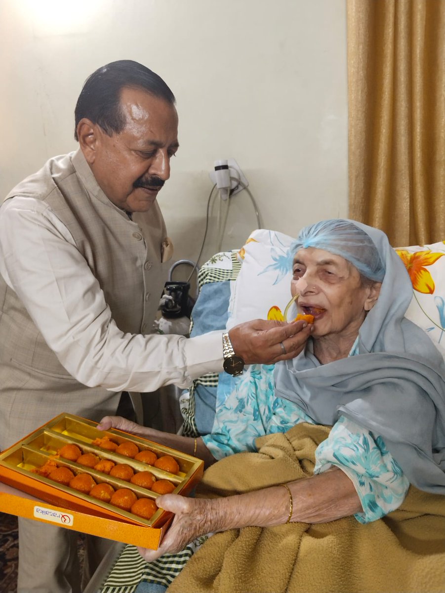 DrJitendraSingh's tweet photo. माँ को मेरे नए दायित्व की सूचना दी और उनका आशीर्वाद प्राप्त किया। https://t.co/DQyYto7kNx