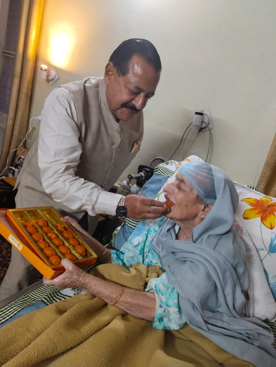 माँ को मेरे नए दायित्व की सूचना दी और उनका आशीर्वाद प्राप्त किया।
