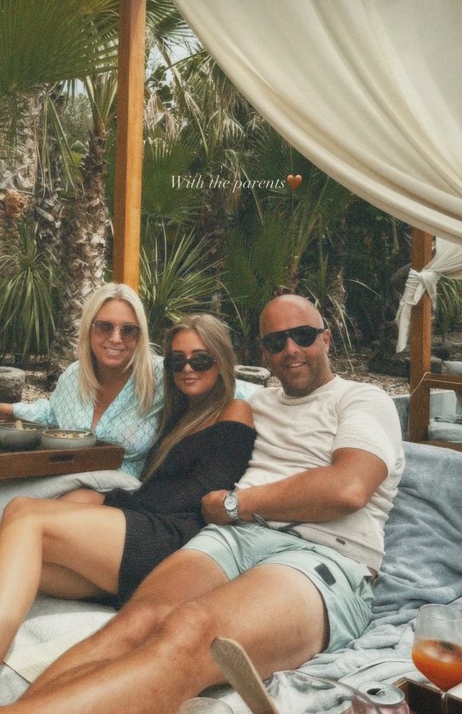 AnythingLFC_'s tweet photo. Arne Slot enjoying his time off with his family 👏

📸 @AnfieldSector https://t.co/AWWDRtUMdN