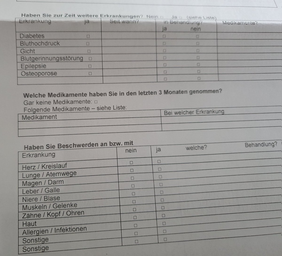 MightyMermaid87's tweet image. Anamnesebogen der #Physio Praxis.

2 Mini Zeilen für Medikamente... 😂

Da lacht doch jeder mit #chronischerKrankheit.

Ich drucke dann mal meine 2 Seiten Diagnosen &amp;amp; Medis aus...

#spoonie #MECFS #SFN #ChronischeSchmerzen #ChronischKrank