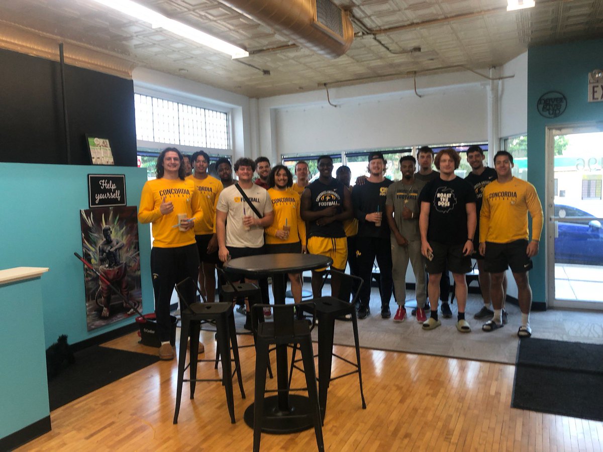 CadenBaartsTheG's tweet photo. Great recovery day with #TeamDesire did coffee hour this morning then enjoyed some recovery shakes 🐻 @CSPBearsFB https://t.co/QcOSotAev5