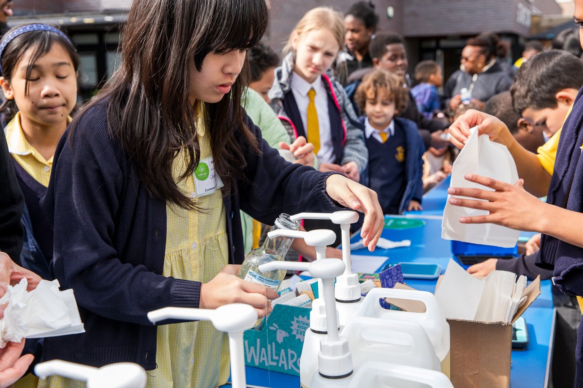 london_climate's tweet photo. 🌍🏃♀️ The '#RunningOutOfTime' baton is now crossing the UK during #LCAW2024!
It will pass through schools on its 2,436 km journey from Ben Nevis to Big Ben. @PupilsProfit will support students with #EcoRefill stations on along the way. @Climate_Relay 🔗https://t.co/GGOBvbquS8 https://t.co/uNgemg3VOT