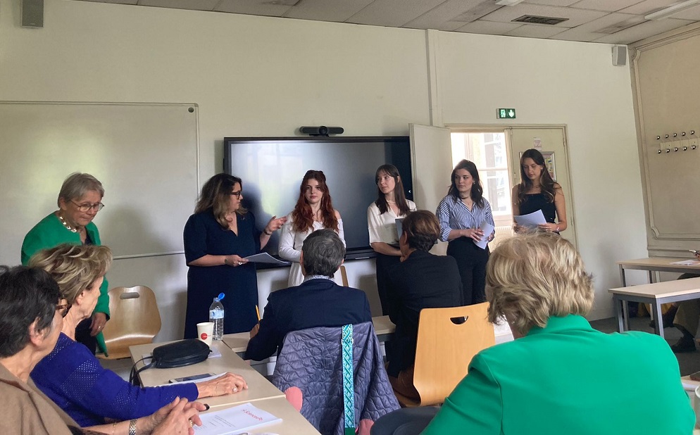 EAP Sciences Po (@eapscpo) on Twitter photo 5 étudiantes du certificat égalité femmes-hommes et politiques publiques présentent actuellement leur bilan sur la loi "parité", 20 ans après, aux côtés d'anciennes députées, de <a href="/najatvb/">Najat Vallaud-Belkacem</a>, <a href="/HelenePerivier/">Hélène Périvier</a> et de <a href="/RejaneSenac/">Réjane Sénac</a>. Bravo à elles ! 5 étudiantes du certificat égalité femmes-hommes et politiques publiques présentent actuellement leur bilan sur la loi "parité", 20 ans après, aux côtés d'anciennes députées, de <a href="/najatvb/">Najat Vallaud-Belkacem</a>, <a href="/HelenePerivier/">Hélène Périvier</a> et de <a href="/RejaneSenac/">Réjane Sénac</a>. Bravo à elles !