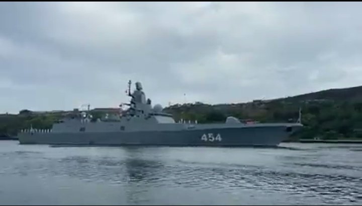 MinfarC's tweet photo. Ya está en La Habana la fragata "Almirante Gorshkov" 
Durante su arribo disparó 21 salvas como saludo a #Cuba, las que fueran reciprocadas por una batería de artillería de las FAR, desde la Fortaleza San Carlos de La Cabaña. https://t.co/netLEEegTQ