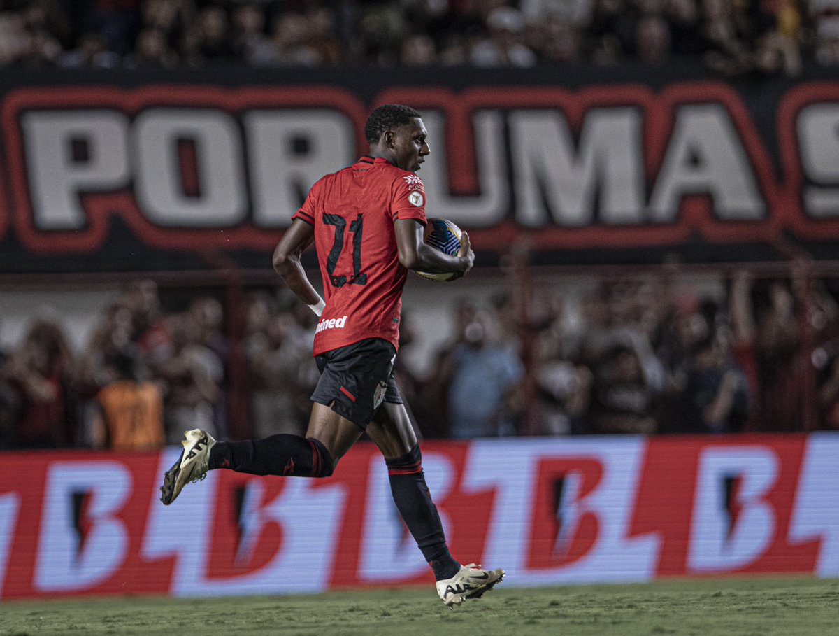 Maxswell011's tweet photo. Empate conquistado com base na raça e vontade! O apoio do nosso torcedor hoje fez a diferença. Vamos por mais sempre! 🇹🇹🔥

#DragãoDoBrasil #OClubeDeTodos https://t.co/65Mi2xebP6