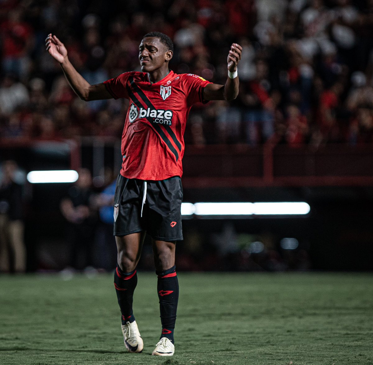 Maxswell011's tweet photo. Empate conquistado com base na raça e vontade! O apoio do nosso torcedor hoje fez a diferença. Vamos por mais sempre! 🇹🇹🔥

#DragãoDoBrasil #OClubeDeTodos https://t.co/65Mi2xebP6