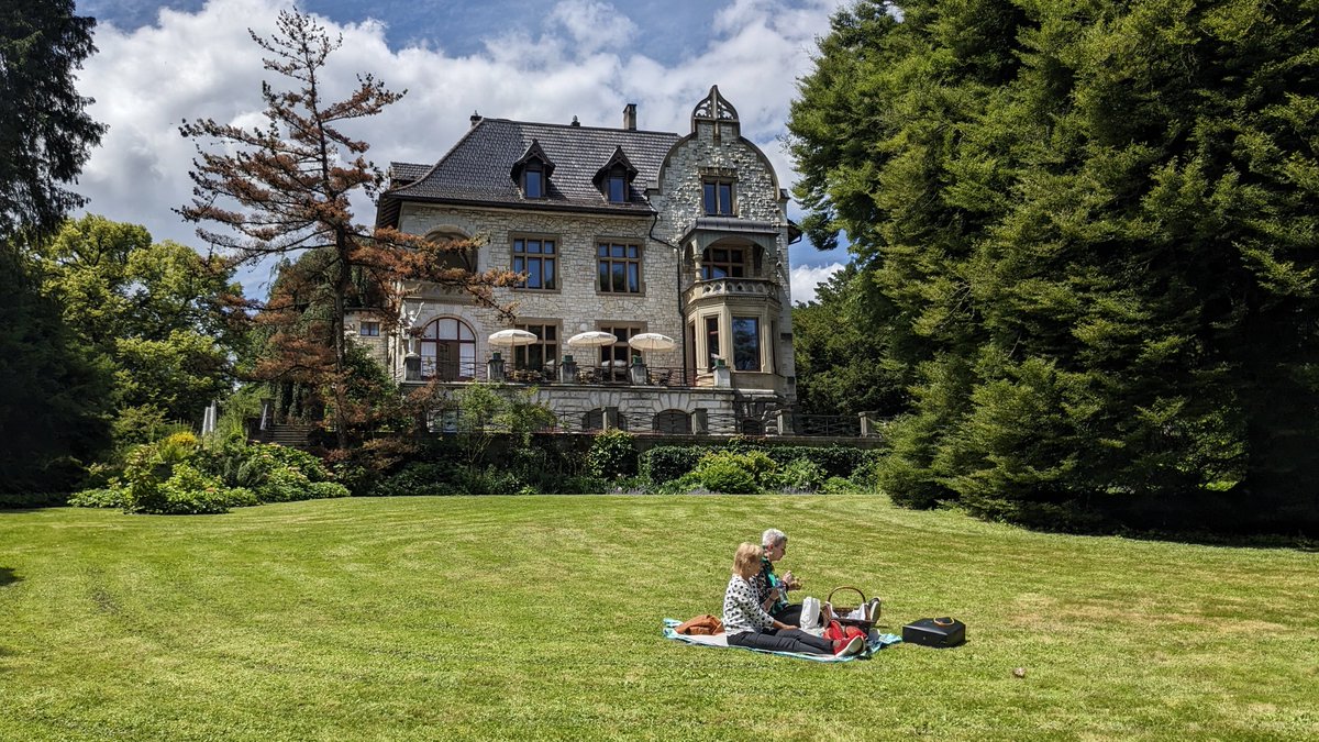 dialogine's tweet photo. Wie uf Kommando isch es hüt Mittag warm und sunnig worde. So hämmer au das Jahr es stimmigsvolls #NetWorkingPicknick i de Villa Boveri chöne gnüsse.

#BusinessNetworking #NetworkingBaden https://t.co/5maHzM2y81