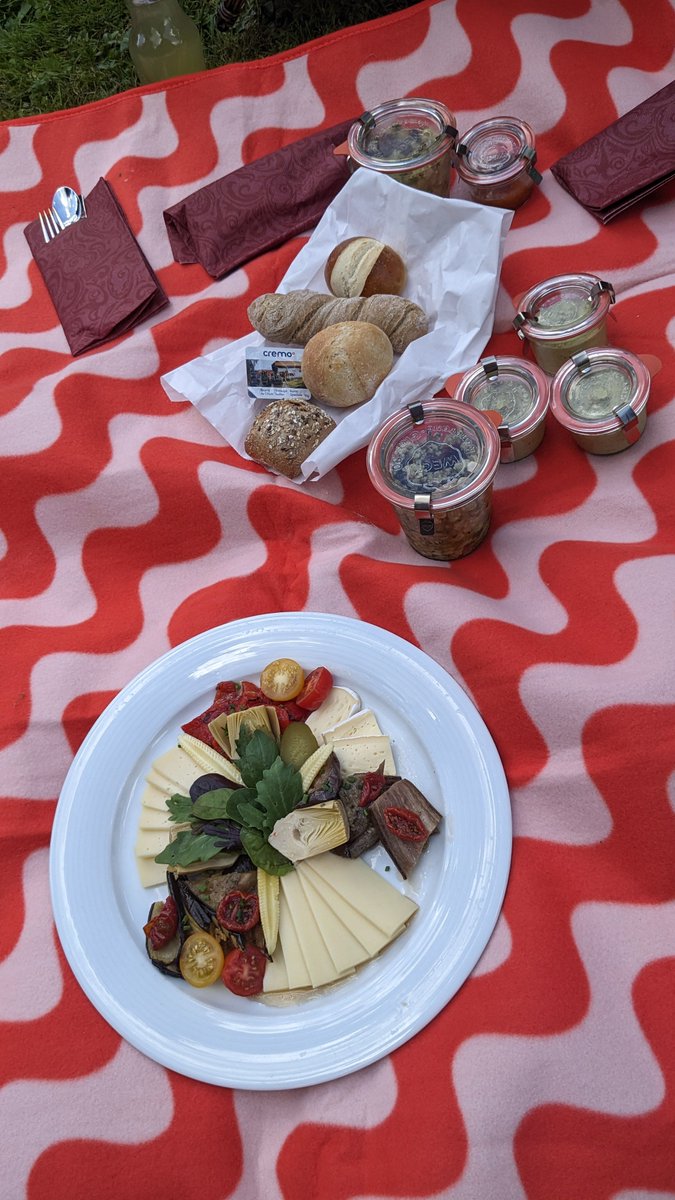 dialogine's tweet photo. Wie uf Kommando isch es hüt Mittag warm und sunnig worde. So hämmer au das Jahr es stimmigsvolls #NetWorkingPicknick i de Villa Boveri chöne gnüsse.

#BusinessNetworking #NetworkingBaden https://t.co/5maHzM2y81