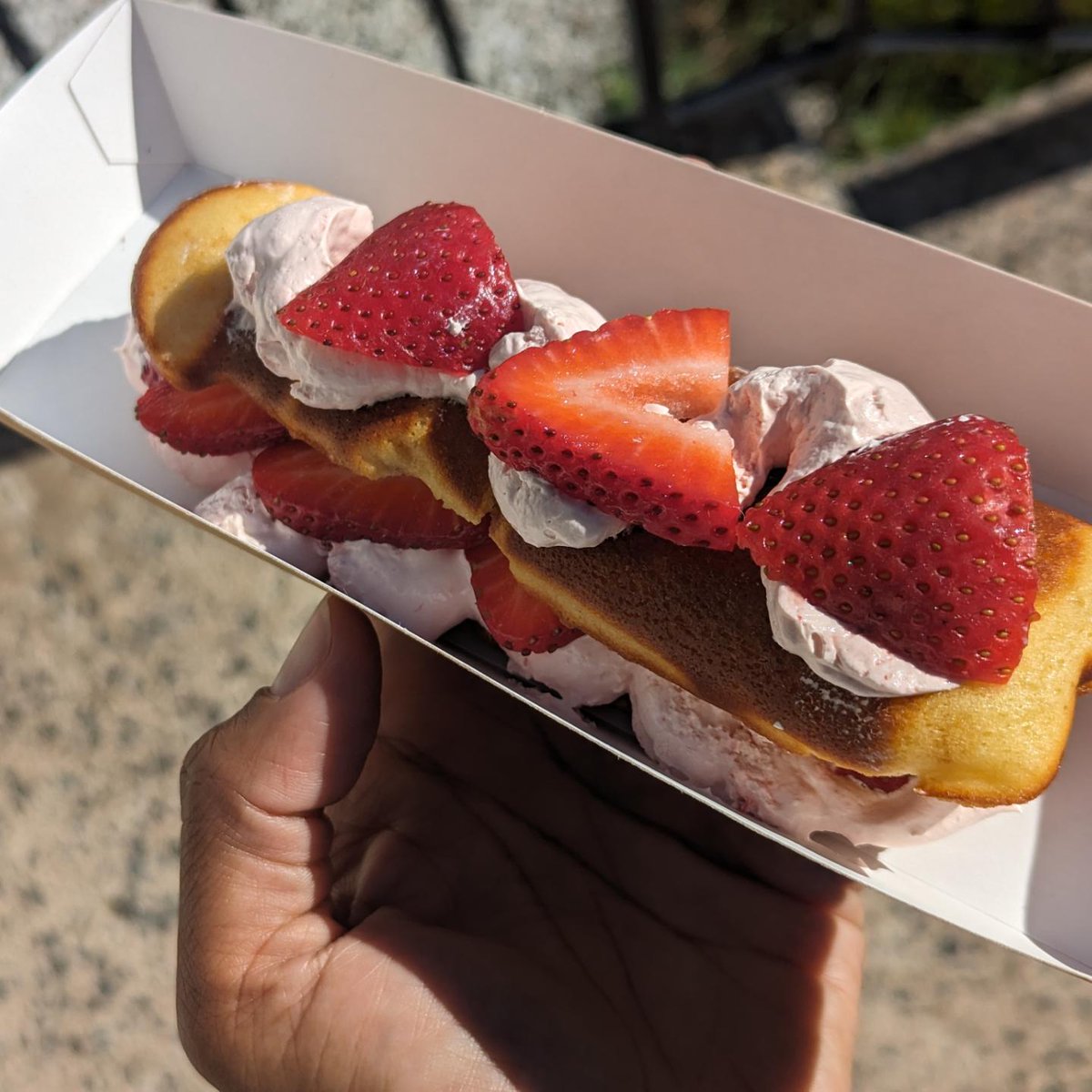 TeeMarie12's tweet photo. Another custom order: 
Cream on my 🐓- long dong with Oreo frosting and topped with mini Oreos
Two in the pink- long dong with strawberry frosting and topped with fresh strawberries 
#smallbusiness #blackbusiness #ct #erotic #foodporn #strawberries #creamfilled  #viral https://t.co/R4n6kowjsr