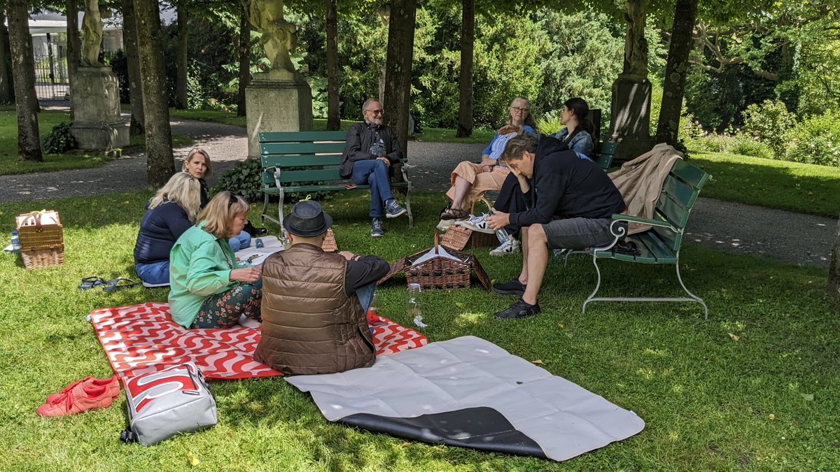 dialogine's tweet photo. Wie uf Kommando isch es hüt Mittag warm und sunnig worde. So hämmer au das Jahr es stimmigsvolls #NetWorkingPicknick i de Villa Boveri chöne gnüsse.

#BusinessNetworking #NetworkingBaden https://t.co/5maHzM2y81