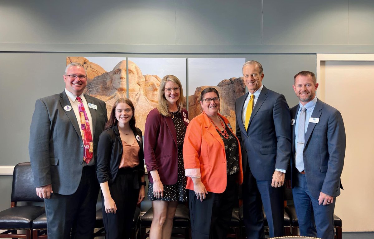 A great meeting! Did you know Senator Thune was a sousaphone player, swing choir soloist, and pianist!? Thank you so much to Senator Thune for taking the time to talk(and sing!)with us this morning! 
Thank you also to NAfME President Scott Sheehan for joining us.
#NAfMEHillDay