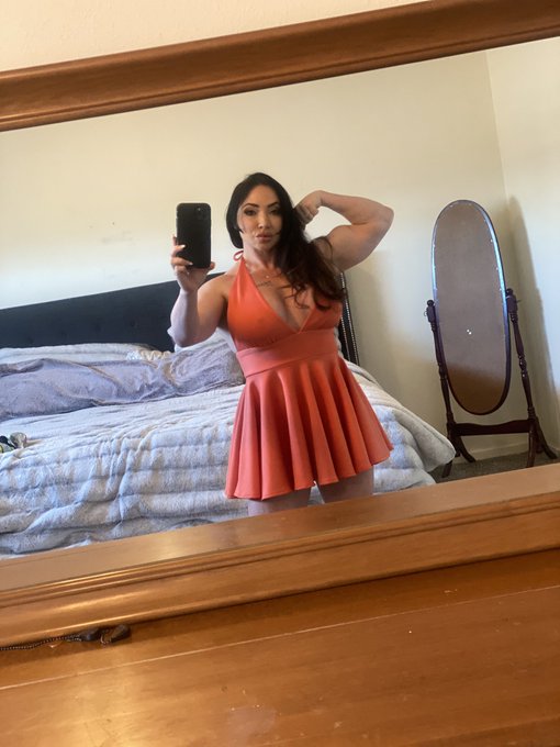 What kind of public debauchery happened yesterday?? Flashing the passerby with all this muscle, power<a href="/tag/powerhouse"class="tags"><span>#powerhouse</span></a><a href="/tag/musclequeen"class="tags"><span>#musclequeen</span></a><a href="/tag/strengthandbeauty"class="tags"><span>#strengthandbeauty</span></a>