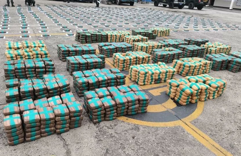 venezuelaazul10's tweet photo. FTC SIFONTES 2024 🇻🇪 || #FANB incauta 1.842 panelas de marihuana, 2.860 ltrs de gasolina y 6.000 ltrs de resina, en las costas de la Fachada Atlántica.
#Venezuela lucha a diario contra el flagelo del narcotráfico. 
#Venezuela es territorio de paz, de derecho y de justicia. https://t.co/gG55S2Az53