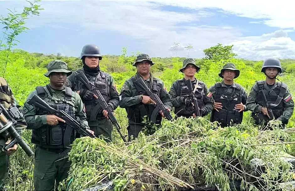 venezuelaazul10's tweet photo. FTC SIFONTES 2024 🇻🇪 || #FANB incauta 1.842 panelas de marihuana, 2.860 ltrs de gasolina y 6.000 ltrs de resina, en las costas de la Fachada Atlántica.
#Venezuela lucha a diario contra el flagelo del narcotráfico. 
#Venezuela es territorio de paz, de derecho y de justicia. https://t.co/gG55S2Az53