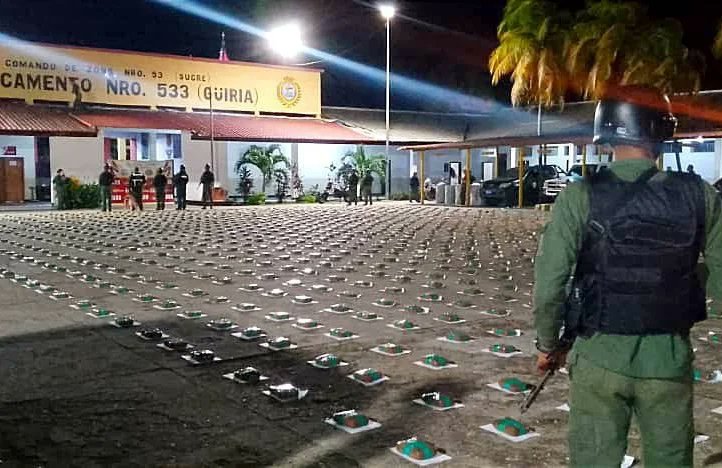 venezuelaazul10's tweet photo. FTC SIFONTES 2024 🇻🇪 || #FANB incauta 1.842 panelas de marihuana, 2.860 ltrs de gasolina y 6.000 ltrs de resina, en las costas de la Fachada Atlántica.
#Venezuela lucha a diario contra el flagelo del narcotráfico. 
#Venezuela es territorio de paz, de derecho y de justicia. https://t.co/gG55S2Az53
