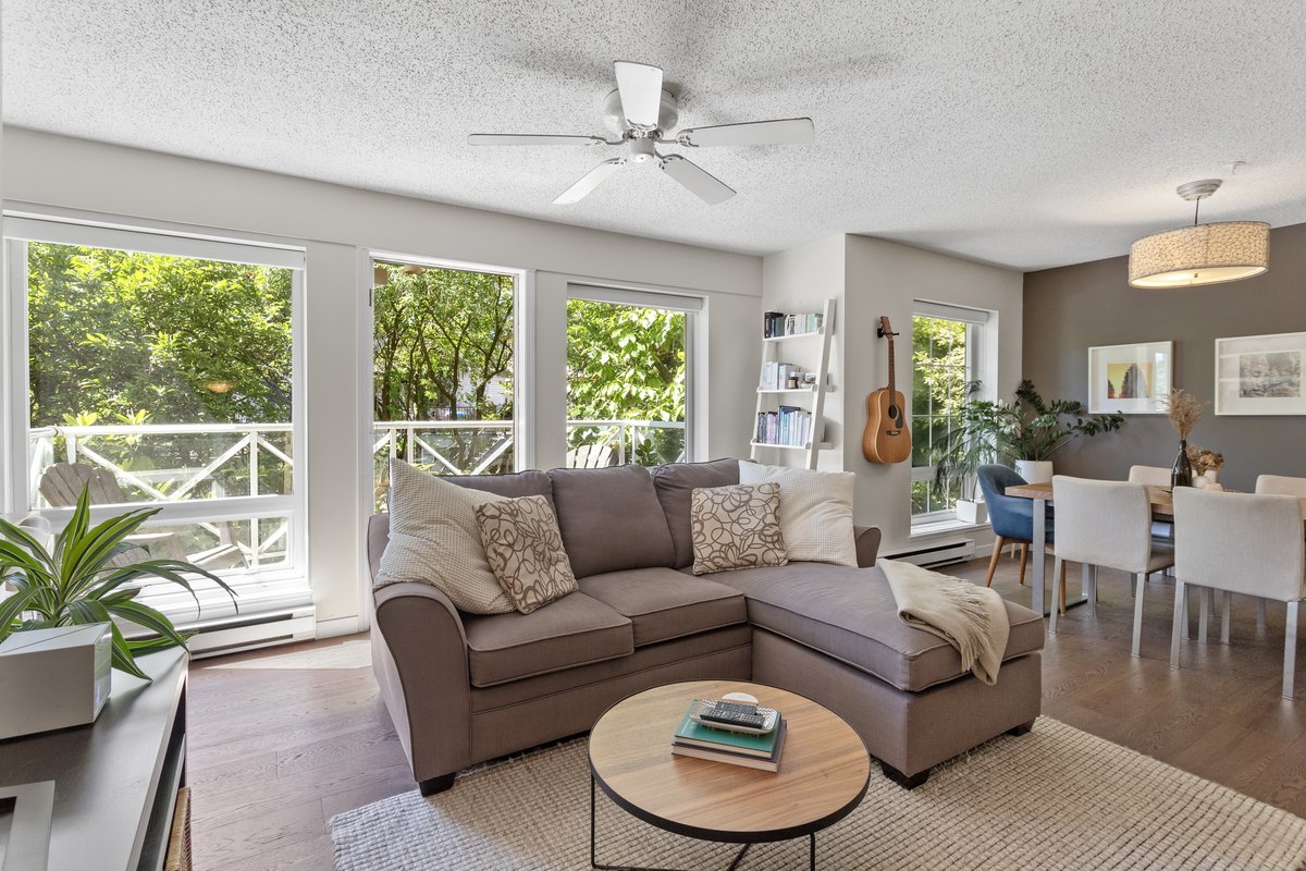 NaomiMorrison's tweet photo. HOT NEW KITS LISTING 🔥
This charming 1-bed, 1-bath condo offers 708 sqft of open living space, a cozy gas fireplace, and a private south-facing balcony. Close to Kits Beach, shops, and dining. Secure parking &amp; storage included. Schedule a viewing today! #KitsilanoLiving #VanRE https://t.co/eDgb5L6n5q