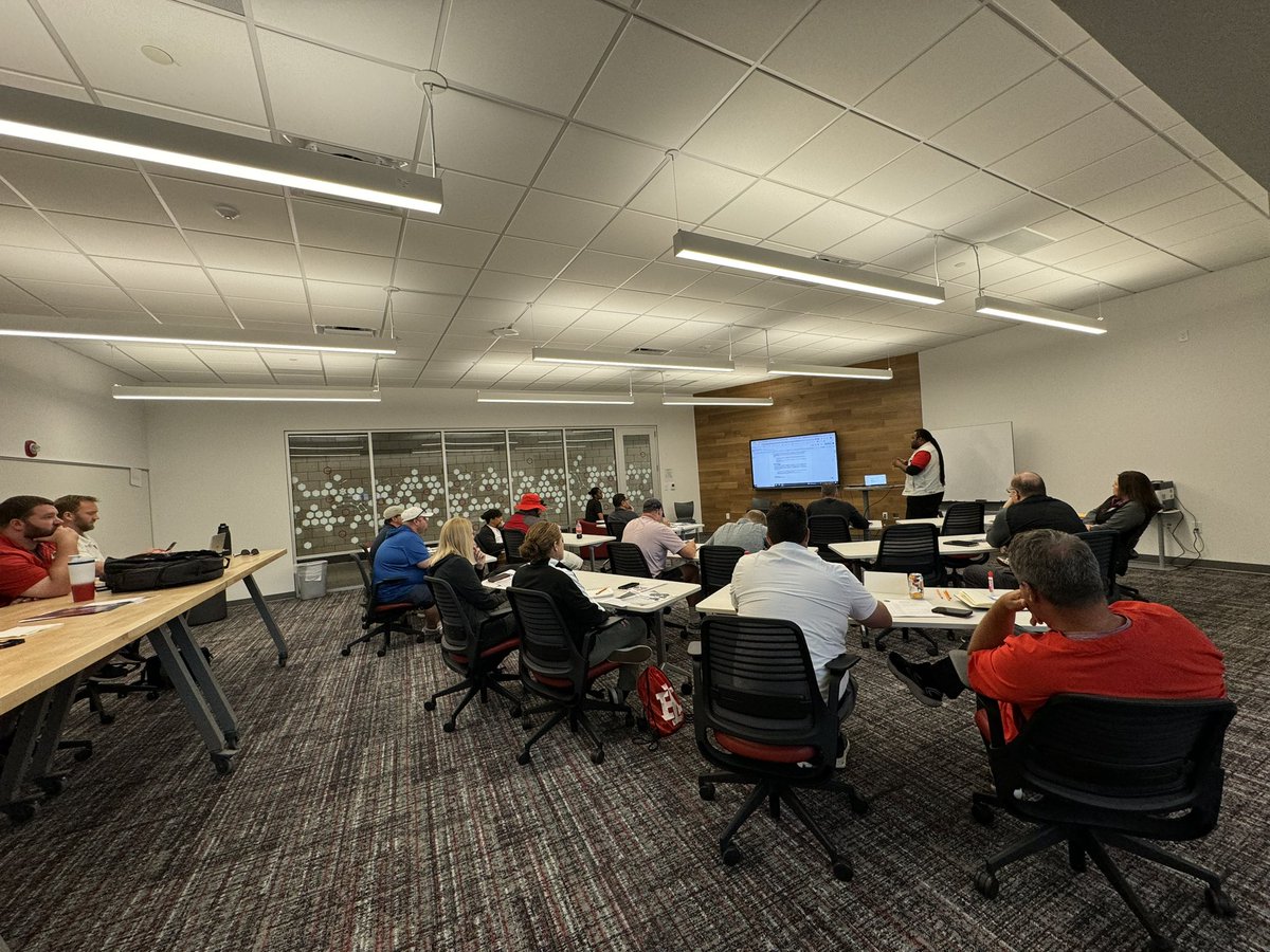 How can it already be the FINAL day of our amazing <a href="/Cincy_ADSummit/">Athletic Director’s Summit</a>?! We saved some of the BEST for last, like spending time with the incredible <a href="/IHCampusLife/">Lateef Johnson</a> to learn how he’s creating leadership culture with students two words at a time! #IHPromise <a href="/bphelps_IH/">Brian Phelps</a>