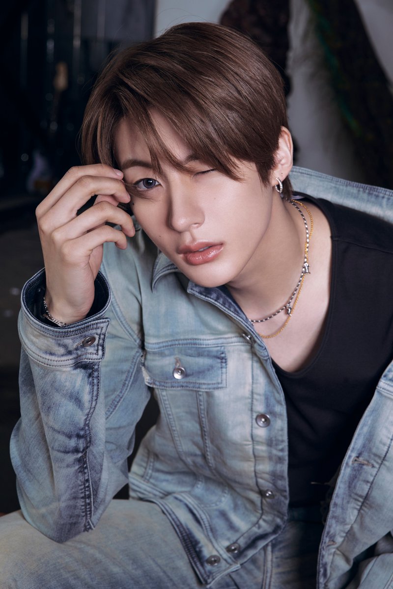 RIIZE_official's tweet image. WHERE IS THAT BASS? #2

RIIZE 라이즈 【RIIZING - The 1st Mini Album】
➫ 2024.06.17 6PM (KST)

#RIIZE #라이즈
#ANTON #앤톤
#RISEandREALIZE
#BoomBoomBass #RIIZE_BoomBoomBass
#RIIZING