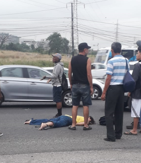 aldiaGuayaquil's tweet photo. Av. León Febreros C, accidente al ingreso de las urb. La Rioja y Villa Italia dejando sin vida a una chica que vivía en la etapa Florencia de #VillaItalia 
Hasta cuando se pierden más vidas sr Alcalde?
Se necesita urg un paso peatonal y bordillos ud lo prometió @WilsonCanizares https://t.co/QjPsHC1BK3